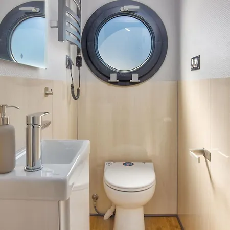 Botel Hausboot Kleine Auszeit *