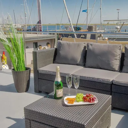 Botel Hausboot Kleine Auszeit *